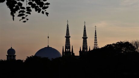 Moschee und katholische Kirche in Jakarta / © AlamJo (shutterstock)