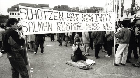 Moslems demonstrierten am 4.3.1989 in Bonn gegen "Die Satanischen Verse" / © Erich Mehrl (epd)