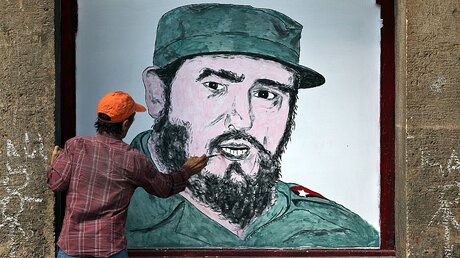 Trauer in Kuba: Ein Mann malt ein Bild von Fidel Castro  / © Alejandro Ernesto  (dpa)