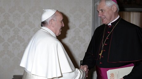 Papst Franziskus und Erzbischof Müller (dpa)