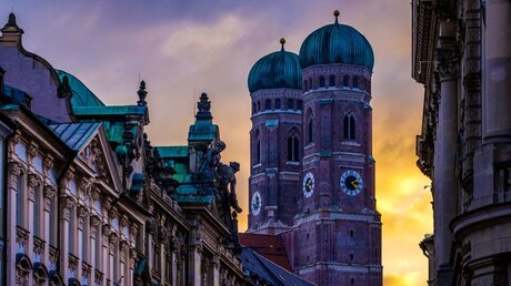 Münchener Liebfrauenkirche im Sonnenuntergang / © FooTToo (shutterstock)