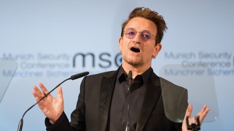 Sänger Bono lobt die Entwicklungspolitik  / © Matthias Balk (dpa)