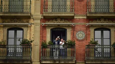 Musik vom Balkon aus während der Corona-Krise, hier in Spanien / © Alvaro Barrientos (dpa)