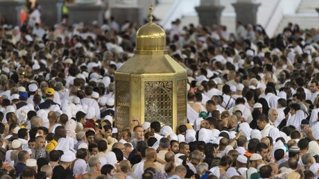  Muslimische Pilger beten vor dem Hadsch am Maqam Ibrahim / © Saudi Press Agency (dpa)