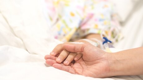 Palliativ- und Hospizversorgung Thema bei "Woche für das Leben" / © BlurryMe (shutterstock)