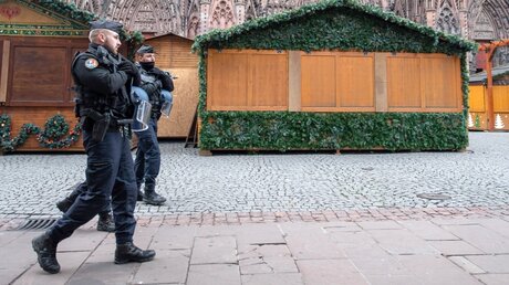 Nach dem Anschlag in Straßburg: Polizisten patroullieren über den geschlossenen Weihnachtsmarkt / © Sebastian Gollnow (dpa)
