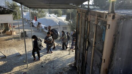 Nach dem Brand in Flüchtlingslager Moria auf Lesbos / © Panagiotis Balaskas (dpa)