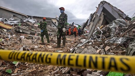 Nach dem Erdbeben in Indonesien: Rettungskräfte suchen in den Trümmern nach Opfern / © Yusuf Wahil (dpa)