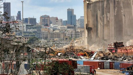 Nach der schweren Explosion in Beirut: Bagger entfernen Trümmer / © Marwan Naamani (dpa)
