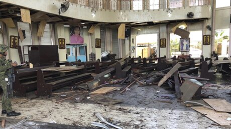 Nach einem Bombenanschlag auf den Philippinen: Ein Soldat steht in einer der zerstörten Kirchen / © Uncredited/Armed Forces of the Philippines/AP (dpa)