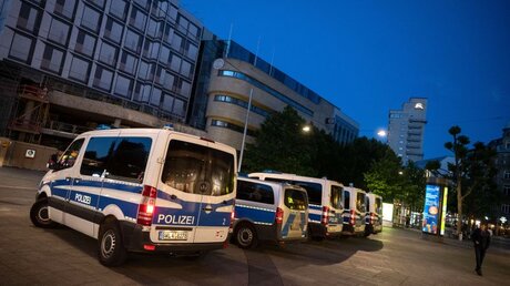 Nach Randalen in Stuttgart: Einsatzwagen der Polizei / © Marijan Murat (dpa)