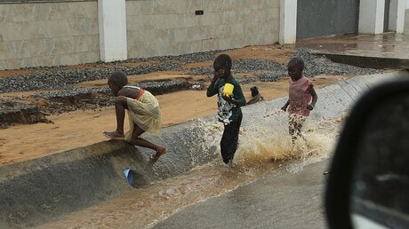 Kinder in Mosambik nach einem Zyklon / © Tsvangirayi Mukwazhi (dpa)