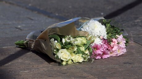 Blumen im Gedenken an die Opfer nach dem Anschlag von Manchester / © Danny Lawson (dpa)