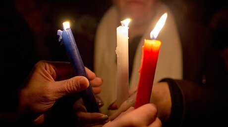 Kerzen in den französischen Nationalfarben / © Daniel Karmann (dpa)