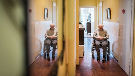 Nachdenklich: Ein Mann in einem Seniorenheim / © Joanna Nottebrock (KNA)