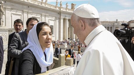 Nadia Murad und Papst Franziskus (Archiv) / © Vatican Media (KNA)