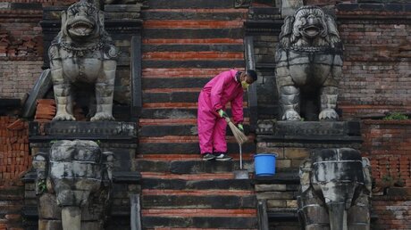 Nepal: Die Treppen des Nyatapola-Tempels werden gereinigt / © Niranjan Shrestha (dpa)