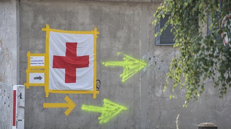 Rotes Kreuz-Schild vor einer Notunterkunft / © Paul Zinken (dpa)