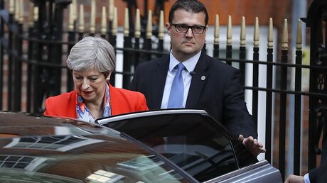 Die britische Premierministerin Theresa May verlässt die Parteizentrale der Conservative Party  / © Frank Augstein (dpa)
