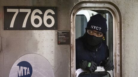 New York: Ein U-Bahn-Schaffner, der eine Schutzmaske trägt / © Mark Lennihan (dpa)