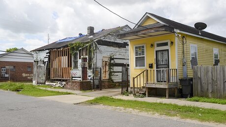 Teils zerstörte Häuser in New Orleans am 14.8.15 (KNA)