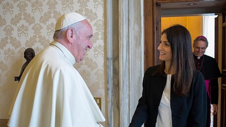 Papst Franziskus und Roms neue Bürgermeisterin Virginia Raggi / © L'osservatore Romano / Handout (dpa)