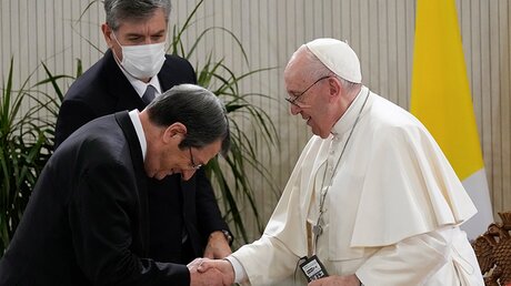 Nicos Anastasiades (l), Präsident von Zypern, schüttelt Papst Franziskus die Hand  / © Petros Karadjias (dpa)