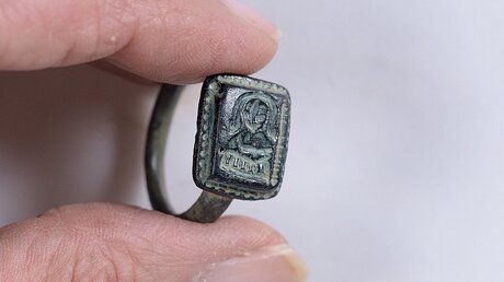 Nikolaus-Ring aus dem Mittelalter in Israel entdeckt (dpa)