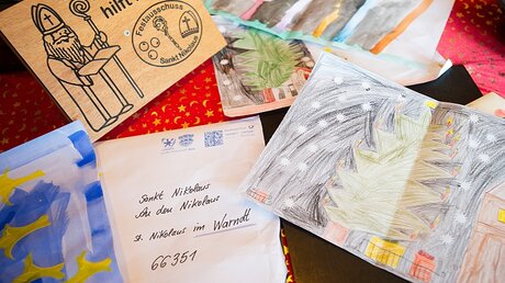 Briefe im Nikolaus-Postamt im Saarland / © Oliver Dietze (dpa)