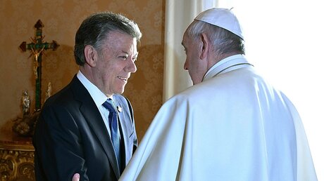 Im September kommt es zum Wiedersehen: Papst Franziskus mit Kolumbiens Präsidenten Santos (l.) / © Vincenzo Pinto / Pool (dpa)