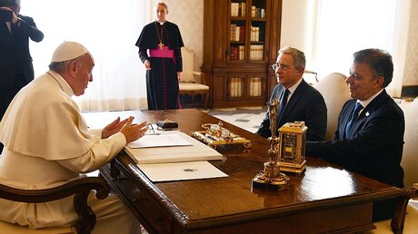 Papst Franziskus empfängt Kolumbiens Präsidenten Juan Manuel Santos (r.) und Alvaro Uribe / © Vincenzo Pinto / Pool (dpa)
