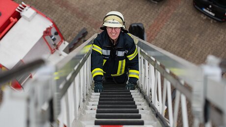 Schwester Andrea Stadermann bei einer Feuerwehrübung / © Andreas Arnold (dpa)