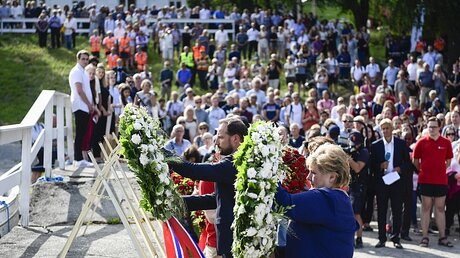Kronprinz Haakon und Premierministerin Erna Solberg auf Utøya  / © Jon Olav Nesvold (dpa)