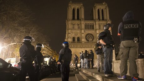 Polizisten vor der Kathedrale Notre Dame / © Ian Langsdon (dpa)