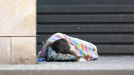 Obdachlose Frau / © Arne Dedert (dpa)
