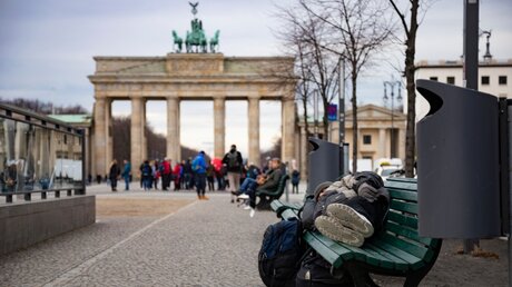 Obdachloser vor dem Brandenburger Tor / © Theo Duijkers (shutterstock)