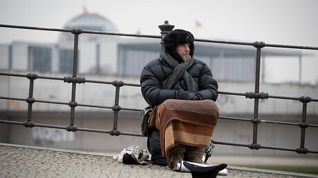 Obdachloser im Regierungsviertel in Berlin / © Kay Nietfeld (dpa)