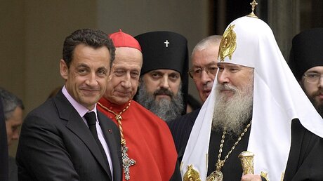 Frankreichs früherer Präsident Sarkozy (l.) mit dem russischen Patriarchen Alexij II.(r.) im Jahr 2007 / © A2800 epa Horacio Villalobos (dpa)