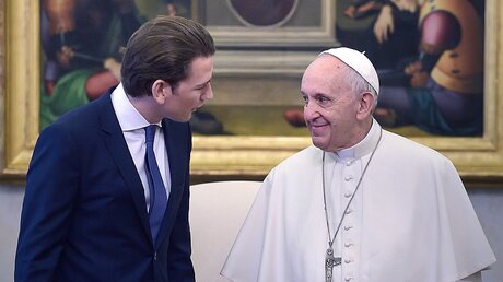 Österreichs Bundeskanzler Sebastian Kurz (l.) und Papst Franziskus / © Stefano Spaziani (KNA)