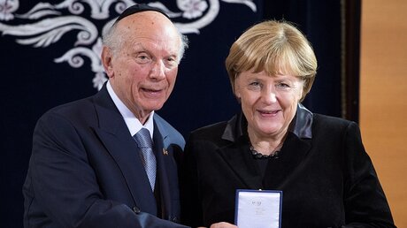 Bundeskanzlerin Angela Merkel und Rabbiner Arthur Schneier / © Matthias Balk (dpa)