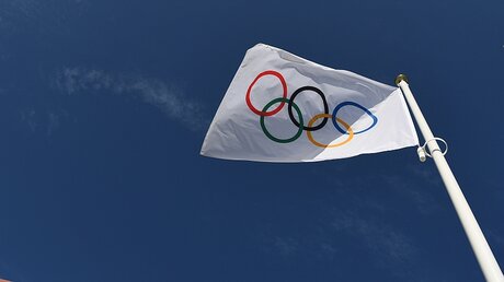 Olympia-Flagge / © Felix Kästle (dpa)