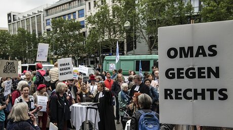 "Omas gegen Rechts" demonstrieren gegen eine "Rechte" Demonstration in Berlin / © Paul Zinken (dpa)