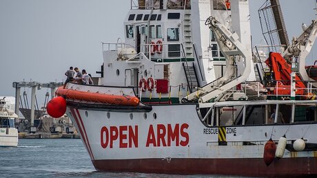 "Open Arms" vor ihrem Auslaufen im Hafen von Barcelona / © MarcoPachiega (shutterstock)