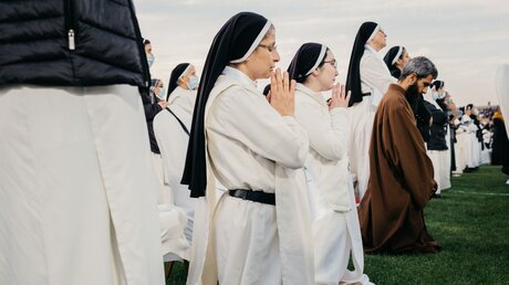 Ordensfrauen im Gebet / © Jean-Matthieu Gautier (KNA)