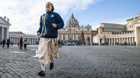 Ordensschwester Marie-Theo Puybareau, Athletin des Sportvereins des Vatikans "Athletica Vaticana" / © Cristian Gennari (KNA)