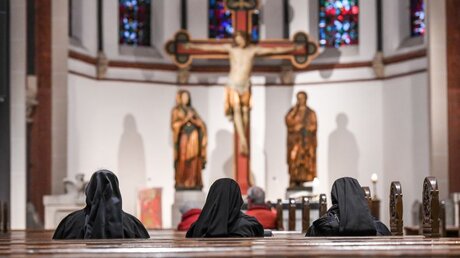 Ordensschwestern in der Kirche / © Harald Oppitz (KNA)