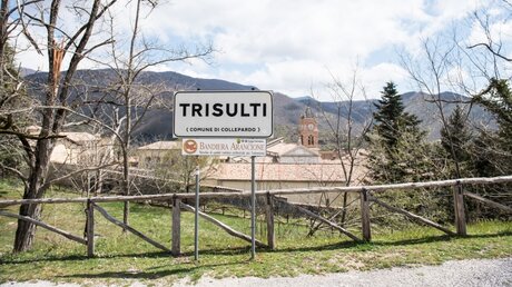Ortseingangsschild und Blick auf das ehemalige Kloster Trisulti / © Marco Bonomo (KNA)