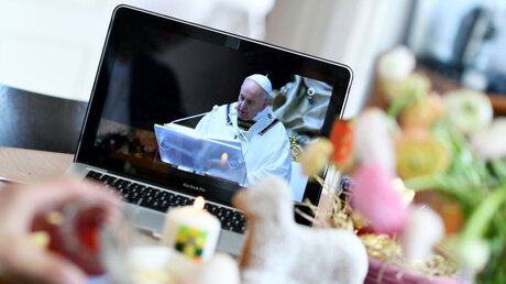 Papst Franziskus auf dem Laptop / © Angelika Warmuth (dpa)