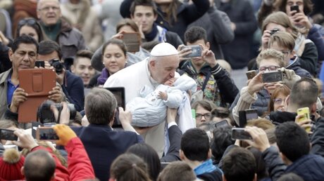 Papst Franziskus bei der Generalaudienz / © Andrew Medichini (dpa)