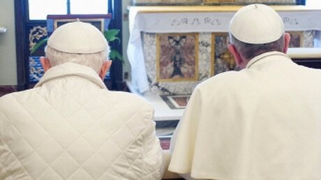 Die Päpste Benedikt XVI. und Franziskus (KNA)